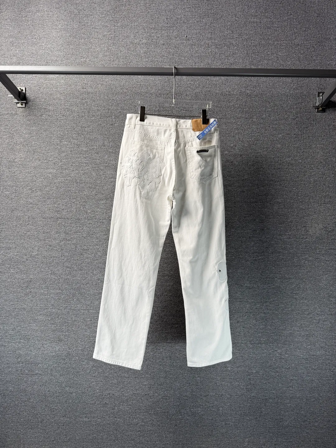P280 💰 (Top version) Chrome Hearts White Bull King Metal Cross White Leather Heavy Industry Jeans Chrome Hearts is a brand that has always been famous for its high-end and design. The quality of these pants is unparalleled, and a pair is often hard to find at counters. It uses top-notch heavy-duty washing technology, the calf leather laser-cut cross is particularly exquisite, and the aged silver hardware adds a sense of retro and luxury. White denim fabric, paired with a cross leather design, is fashionable and individual. The straight version is also particularly slim. The style is the same for men and women, so whoever wears it will look better! The matching suggestions are as follows: Cool street style: Pair the upper body with a black short crop top, a black leather jacket, and black Martin boots. Wear a silver necklace and ring from Crowe and walk on the street to feel cool. Casual fashion style: wear a simple white cotton T-shirt inside, a loose denim jacket outside, and white sneakers. Overall casual and comfortable, suitable for daily travel and shopping. High-end outfit: Pair it with a black silk-textured shirt, tuck it into pants, and put on a pair of black leather shoes. Wear a black suit jacket to instantly enhance your temperament, and you can attend some formal occasions without any pressure. Color: White Ox King Size: 28-30-32-34 (corresponds to S-M-L-XL)